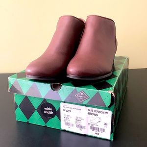 New never worn in Original Box Brown Ankle Boots Size 8W by St John’s Bay